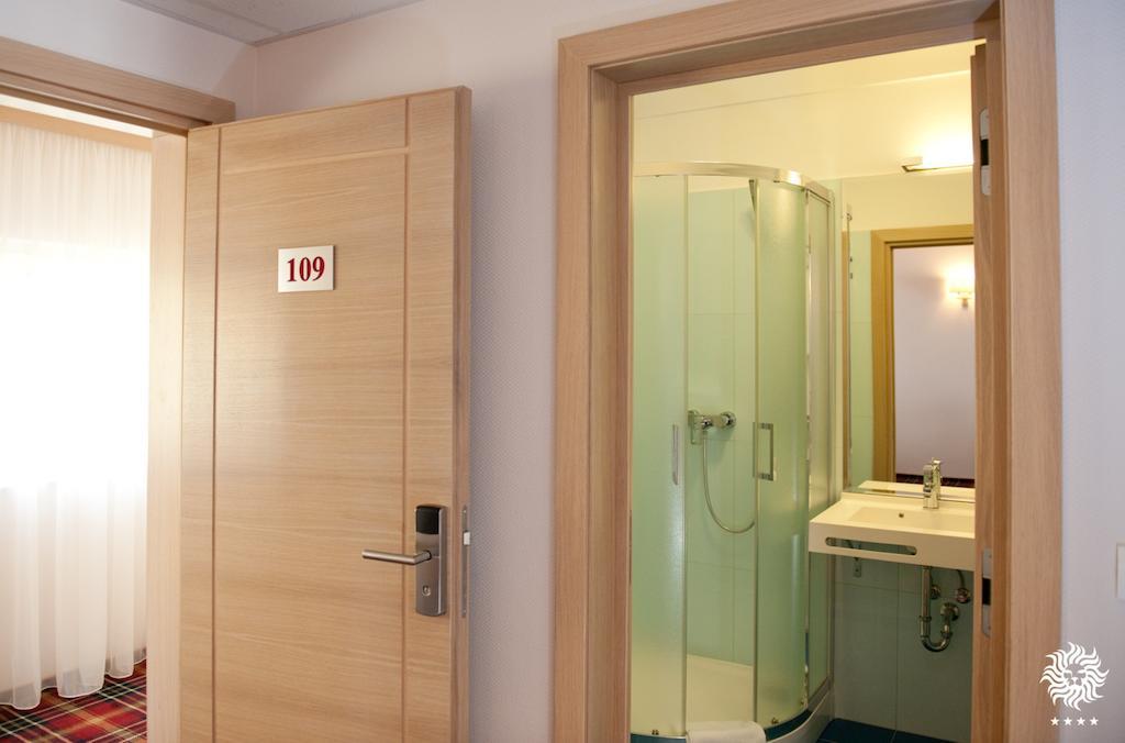 Hotel Leon & Spa 阿拉德 客房 照片